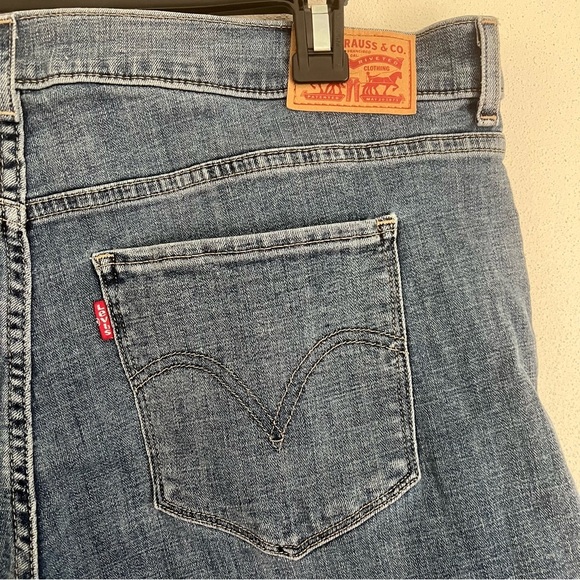 Levi’s Medium Wash Classic Shorts Size 33 - Picture 4 of 4